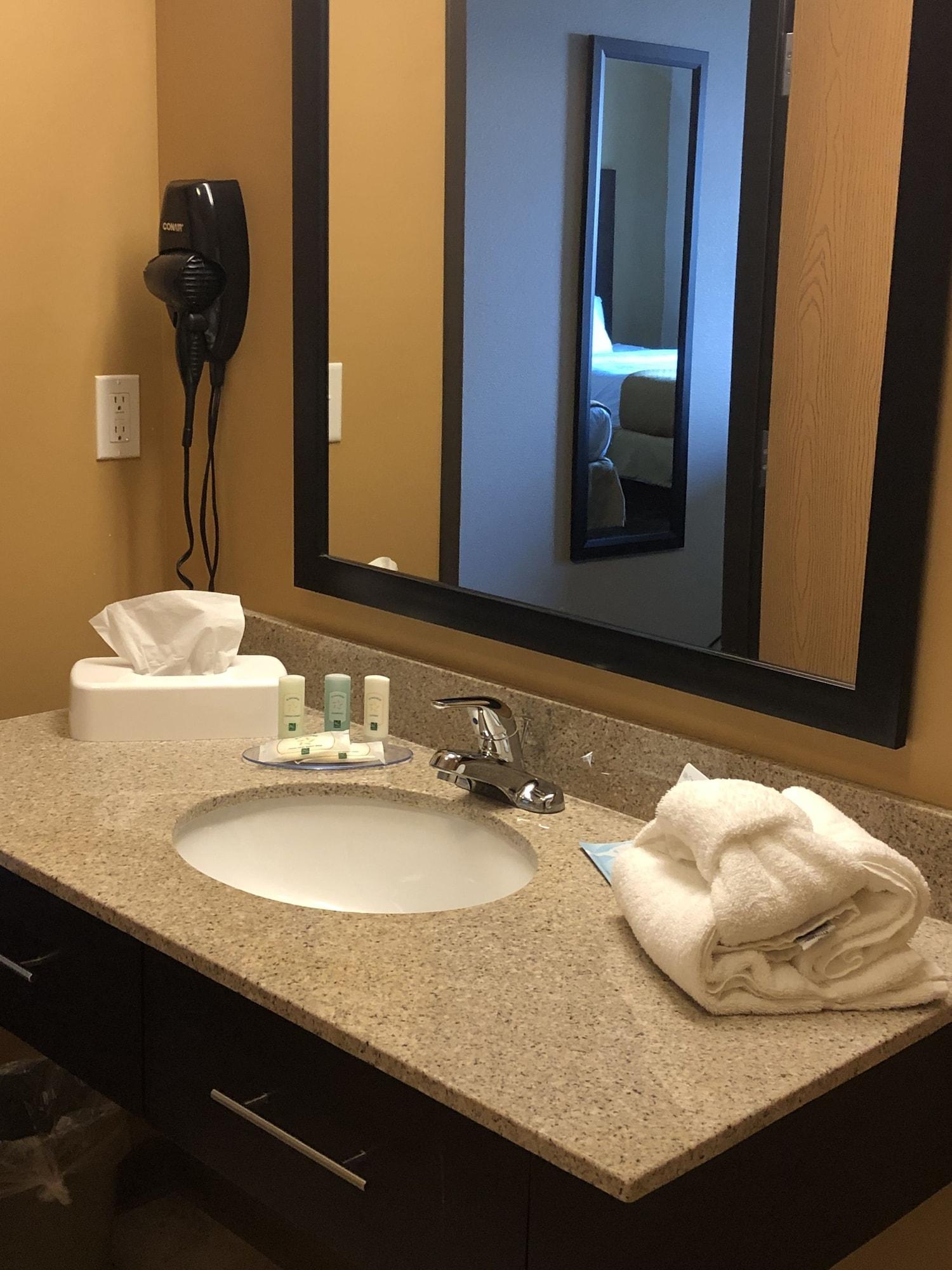 Quality Inn & Suites Минот Экстерьер фото