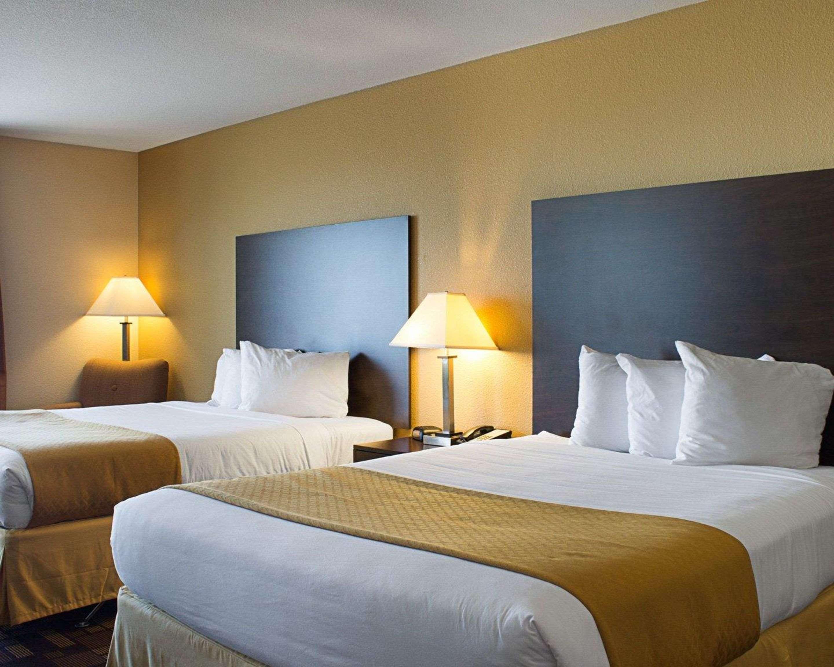 Quality Inn & Suites Минот Экстерьер фото