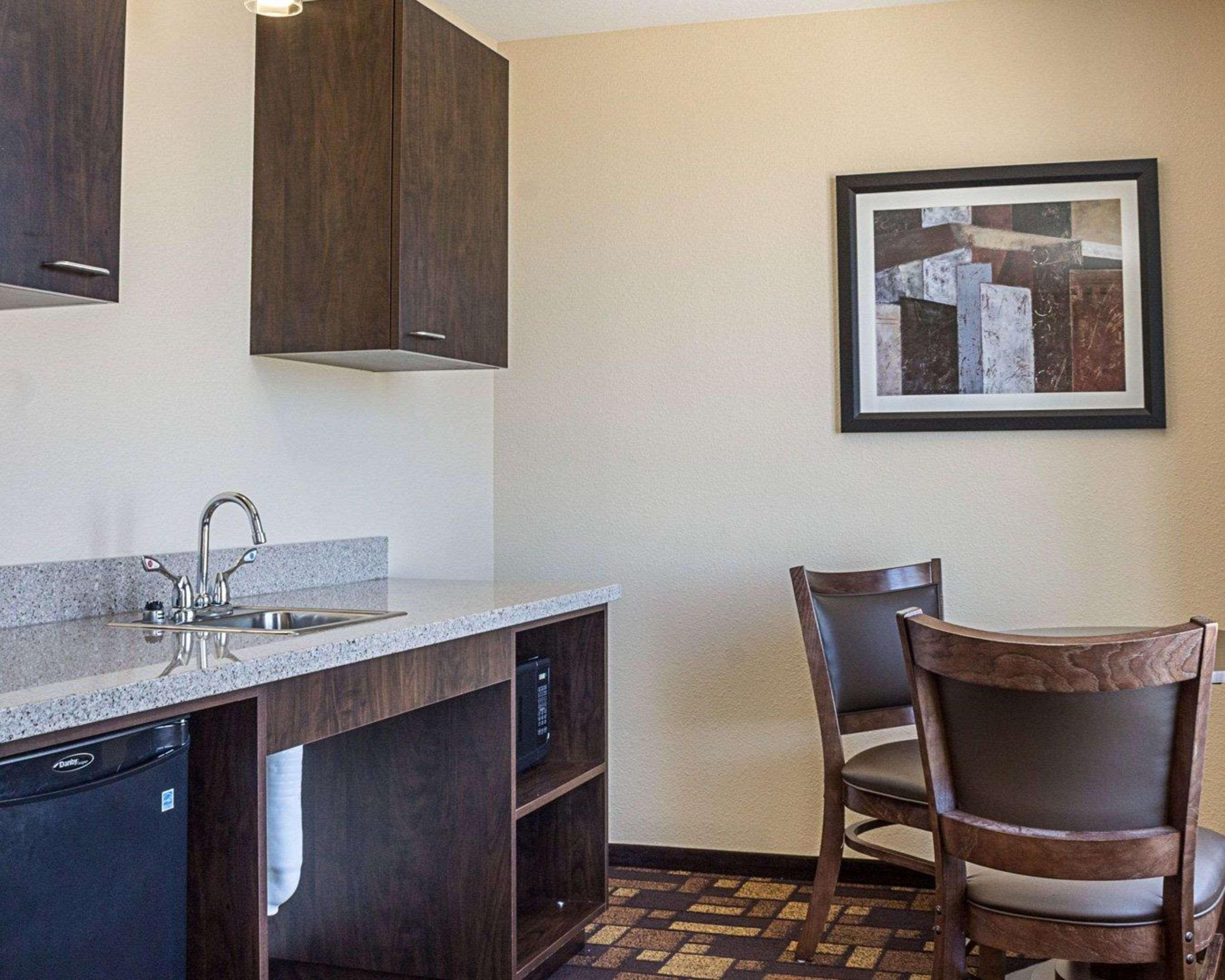 Quality Inn & Suites Минот Экстерьер фото