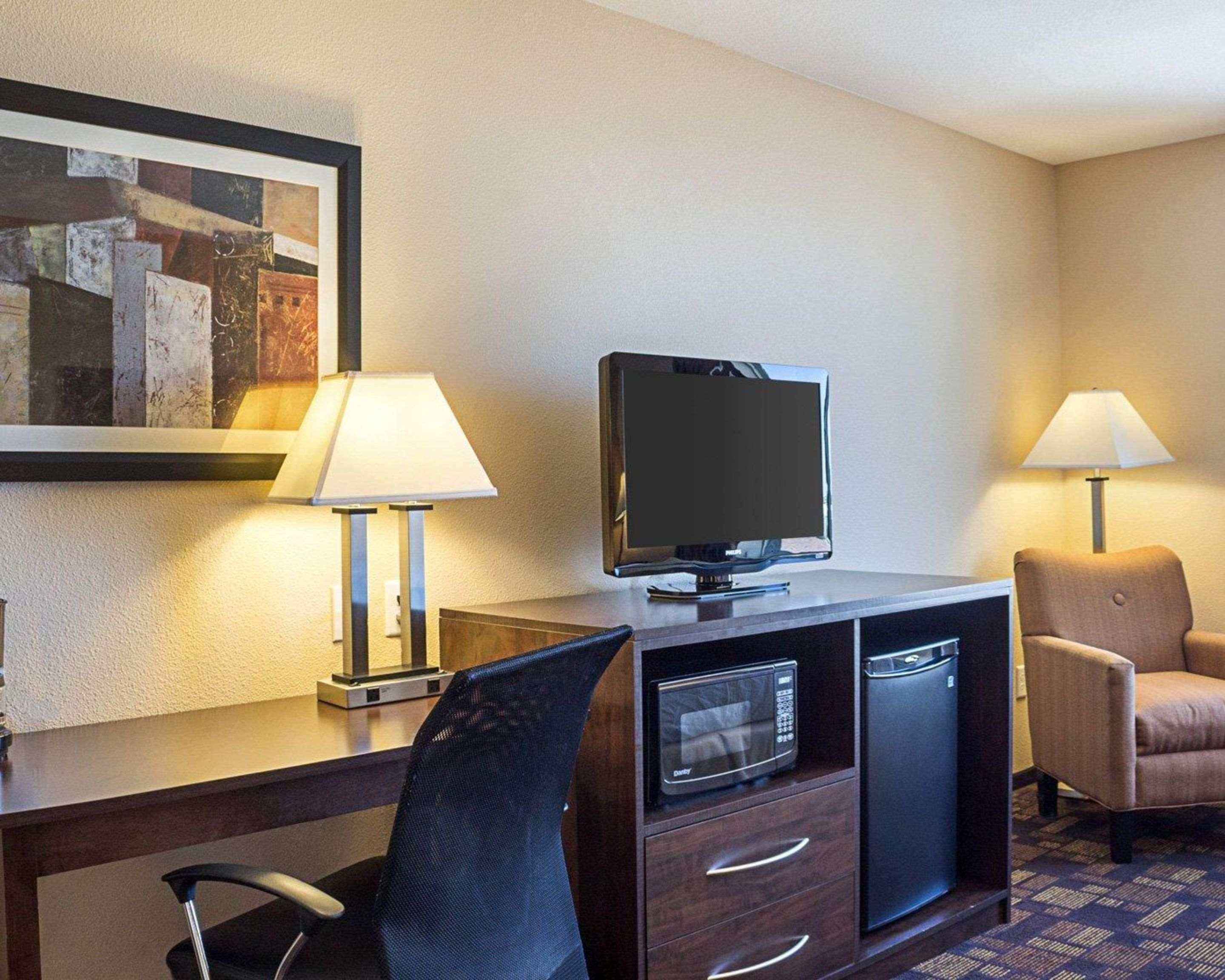 Quality Inn & Suites Минот Экстерьер фото