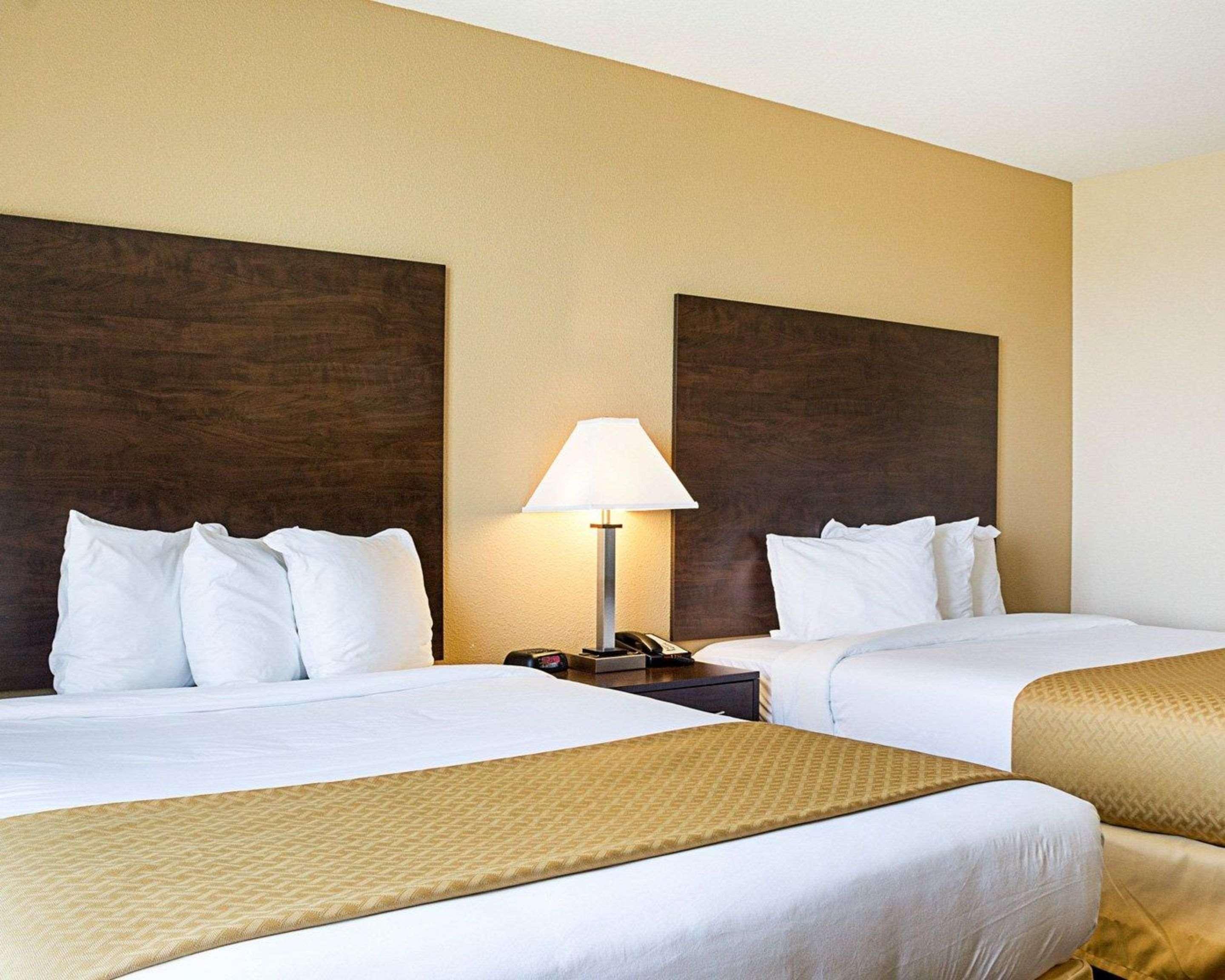 Quality Inn & Suites Минот Экстерьер фото