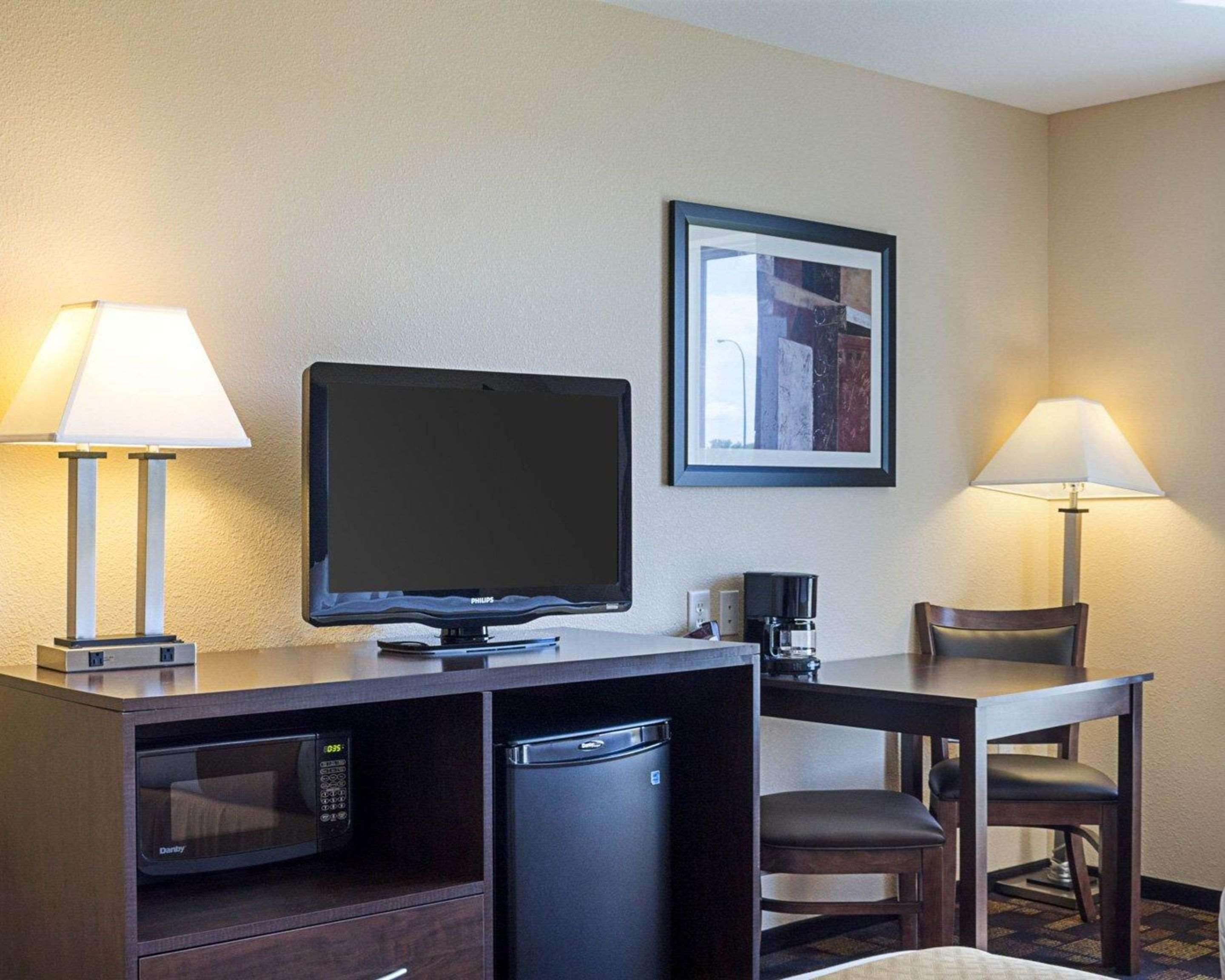 Quality Inn & Suites Минот Экстерьер фото