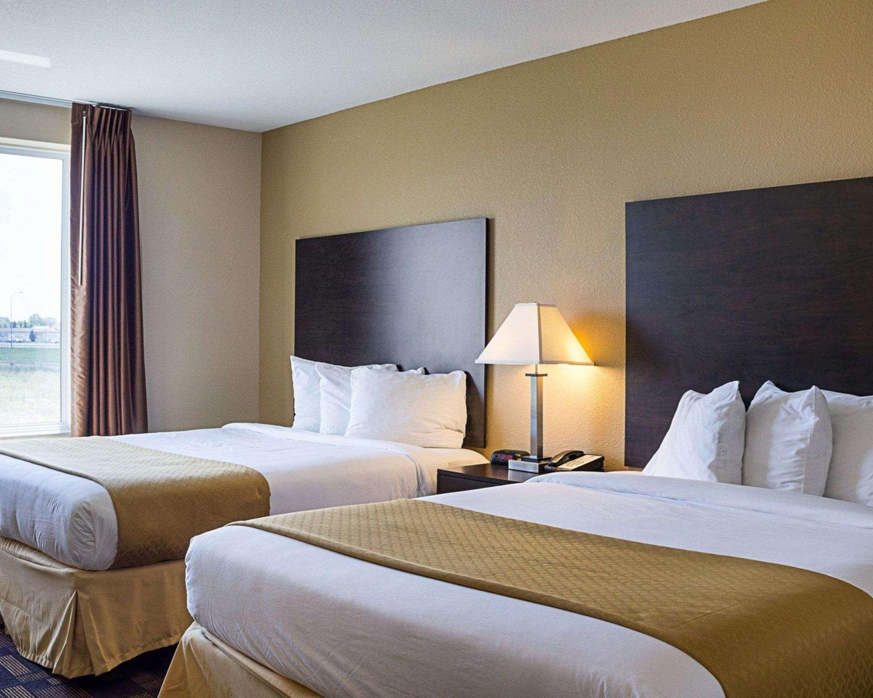 Quality Inn & Suites Минот Экстерьер фото