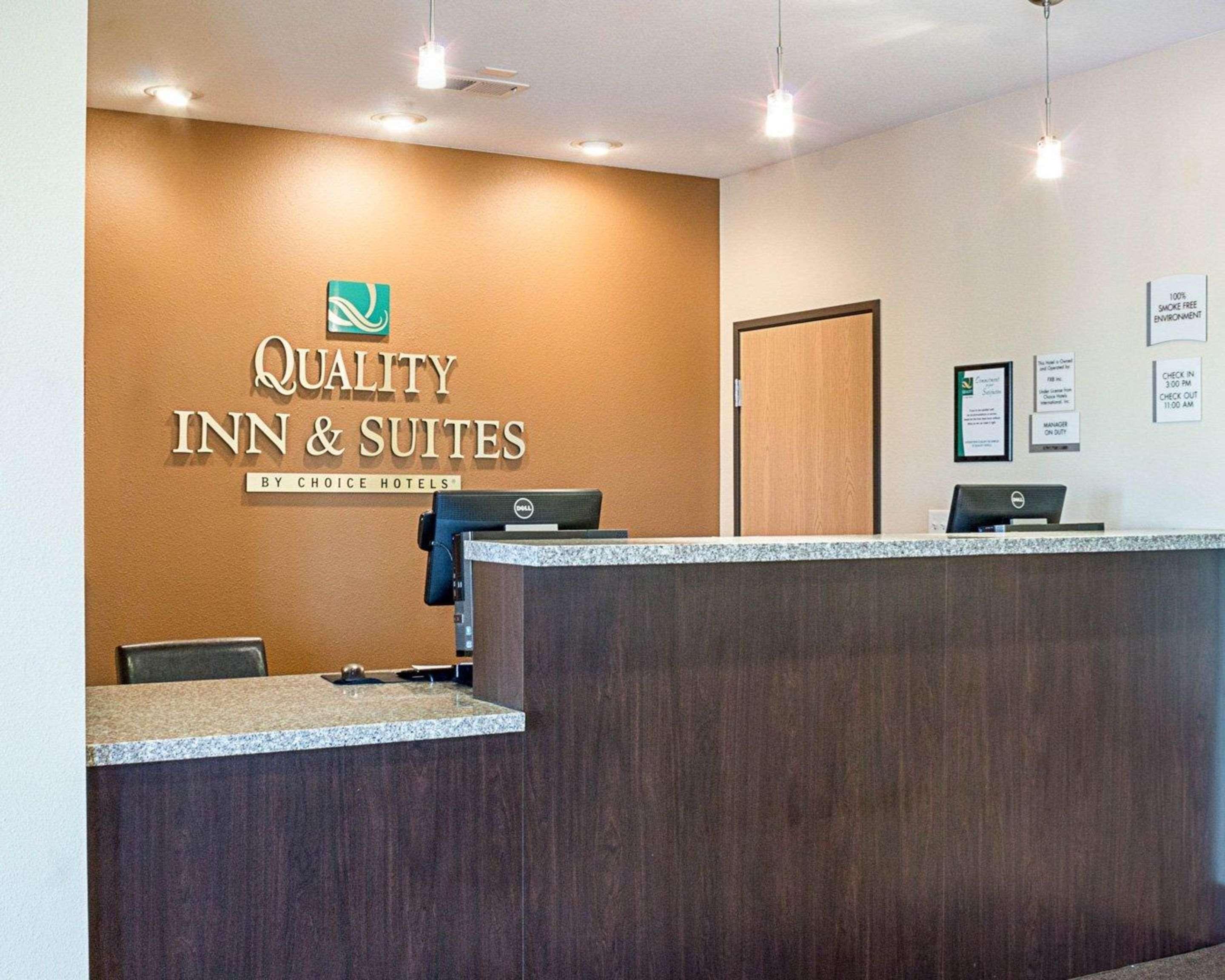 Quality Inn & Suites Минот Экстерьер фото