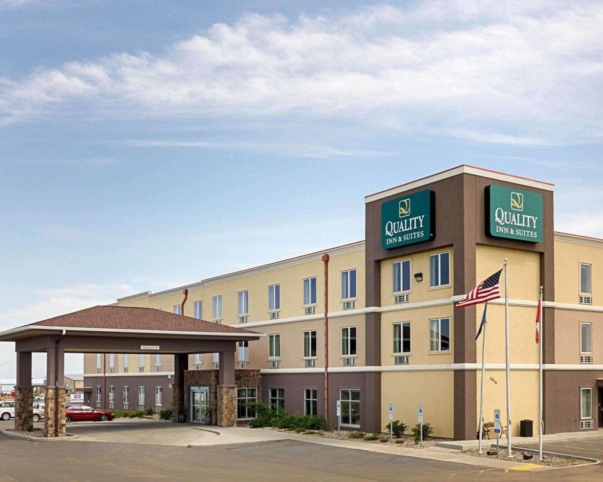 Quality Inn & Suites Минот Экстерьер фото