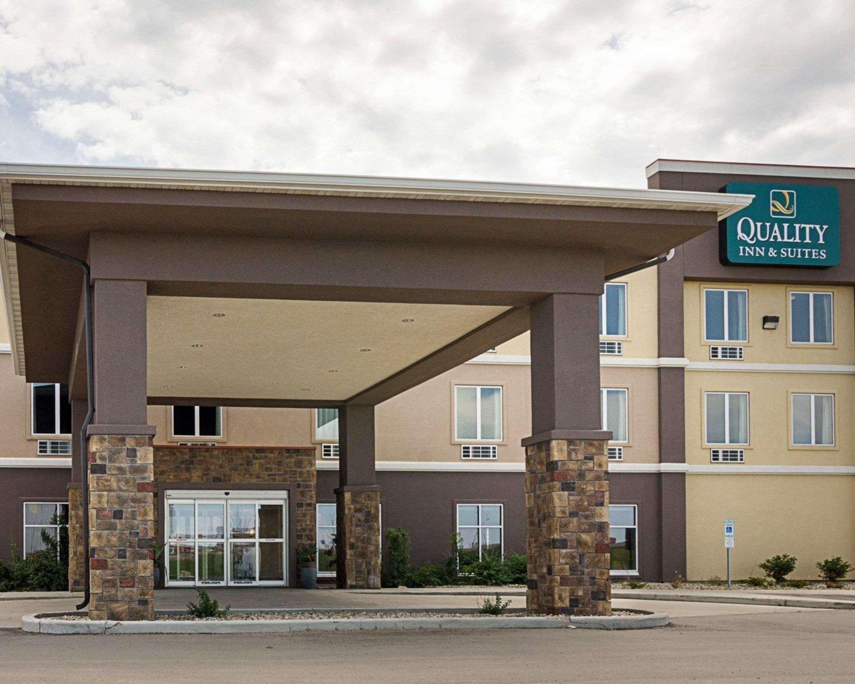 Quality Inn & Suites Минот Экстерьер фото