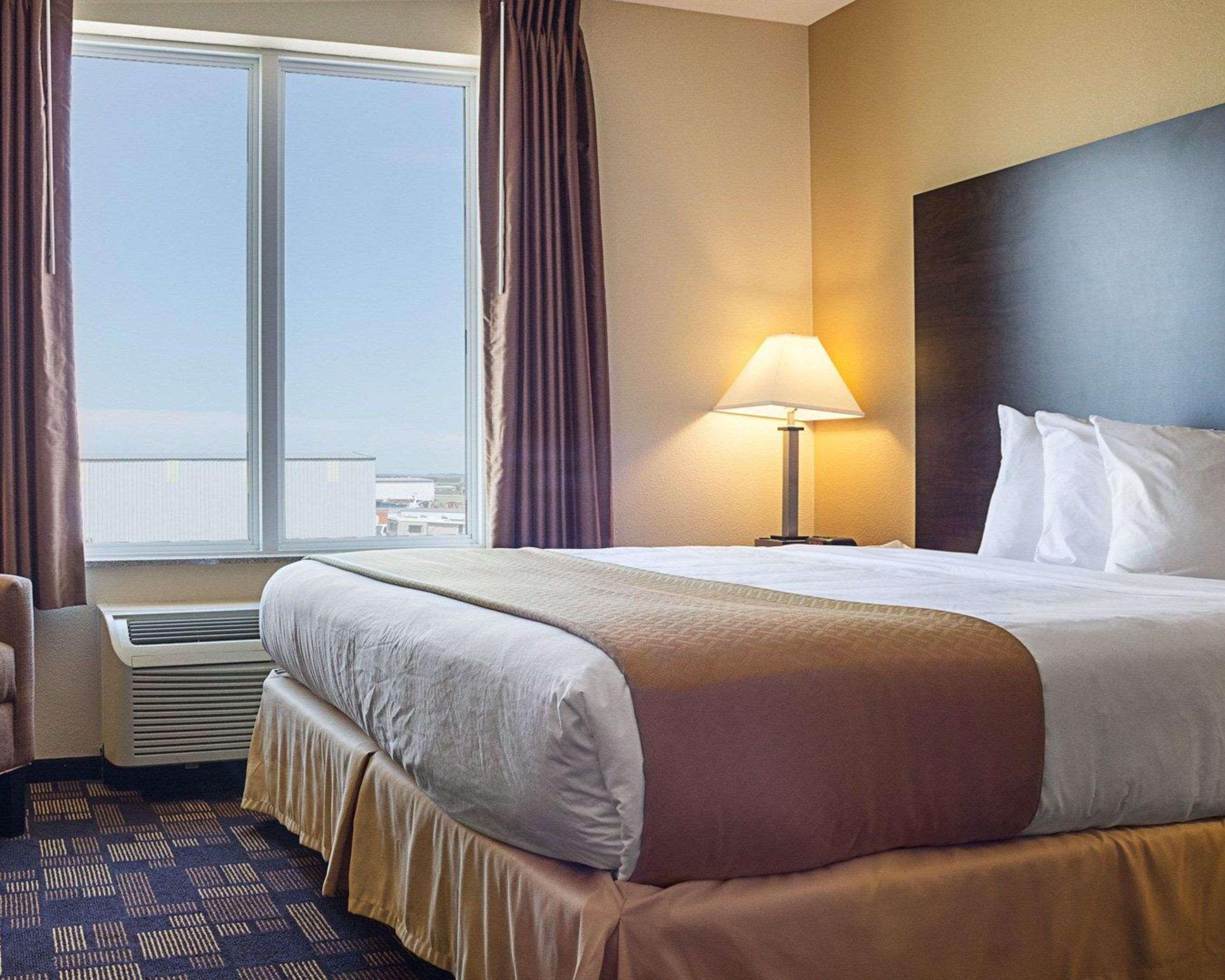 Quality Inn & Suites Минот Экстерьер фото