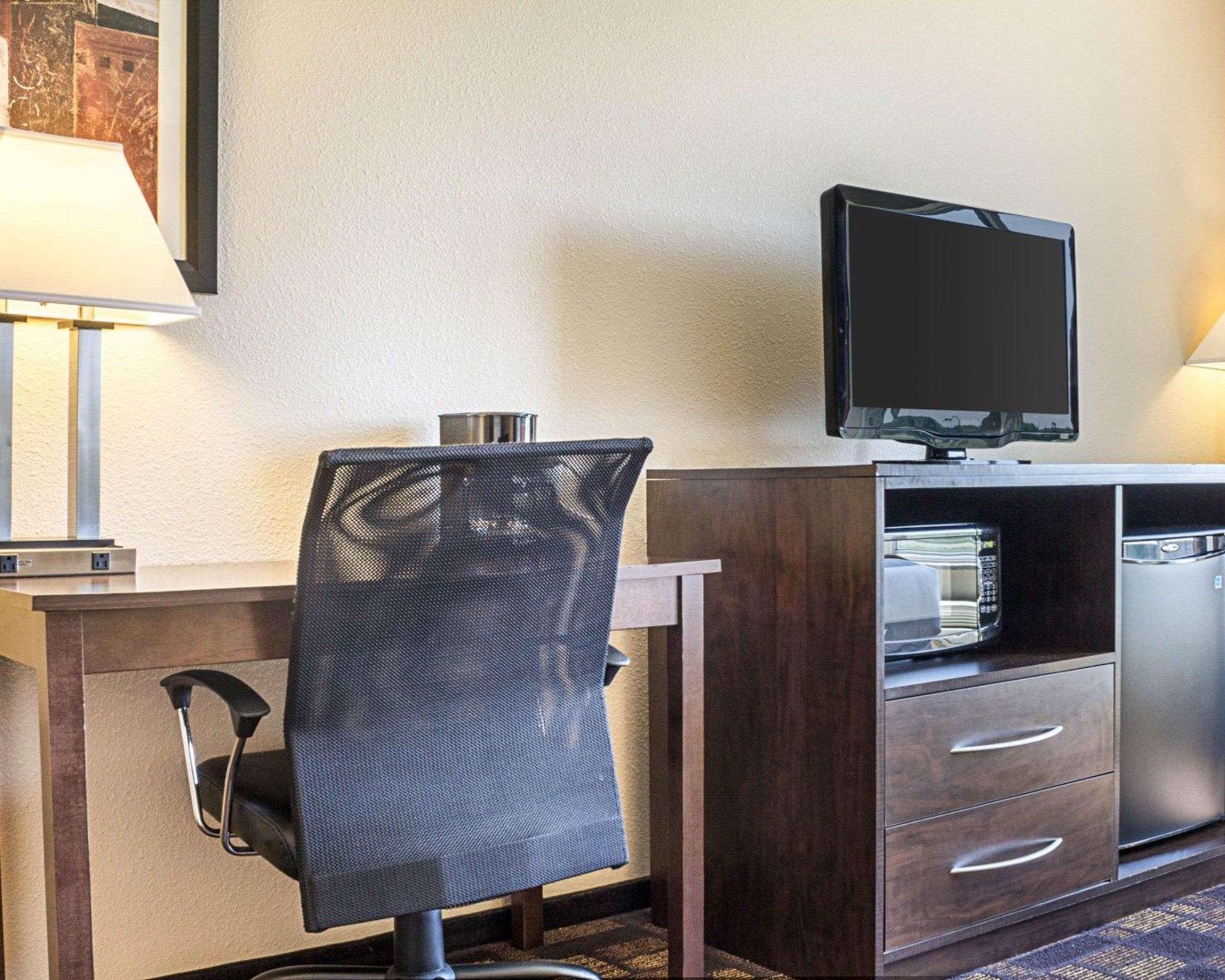 Quality Inn & Suites Минот Экстерьер фото