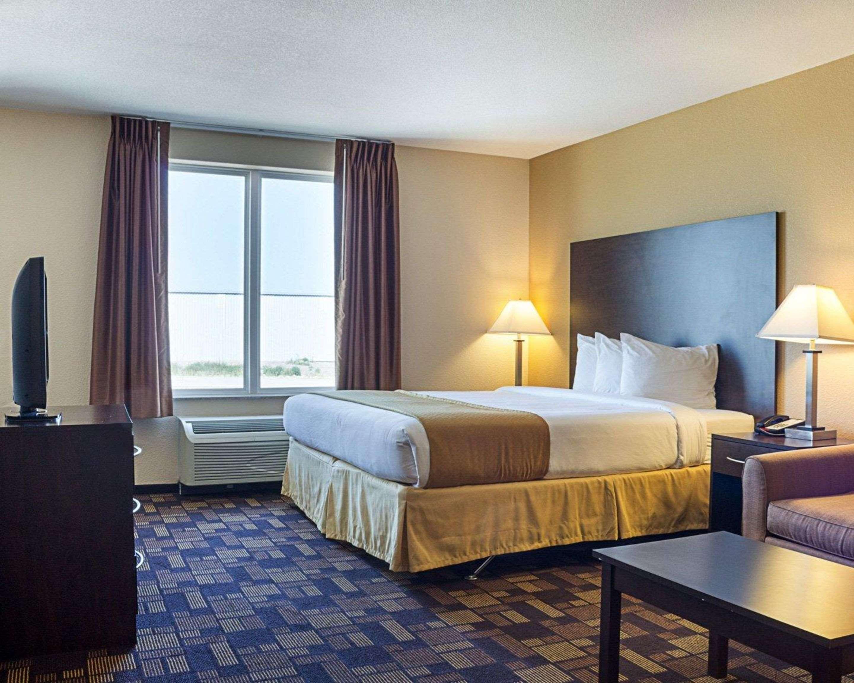 Quality Inn & Suites Минот Экстерьер фото