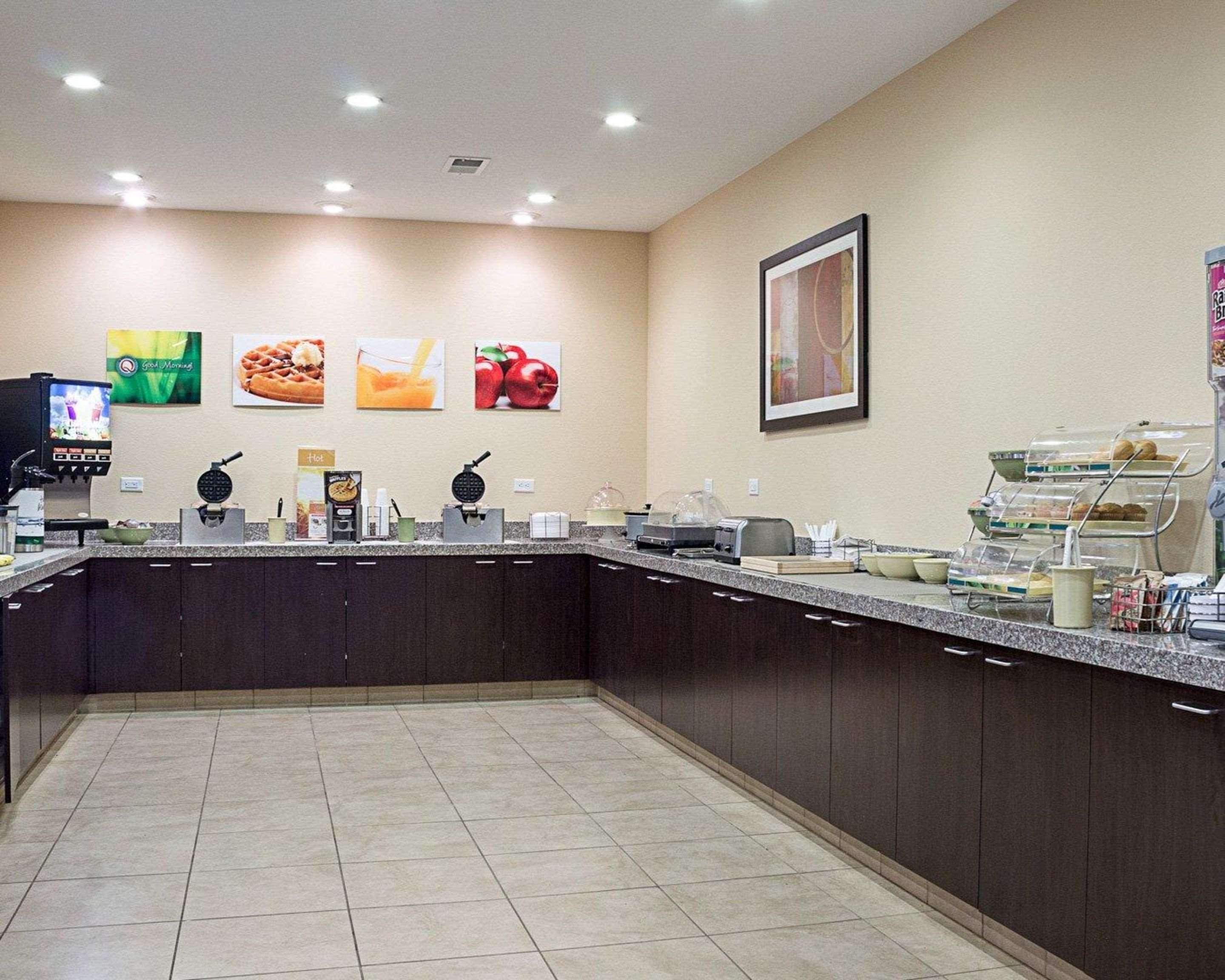 Quality Inn & Suites Минот Экстерьер фото