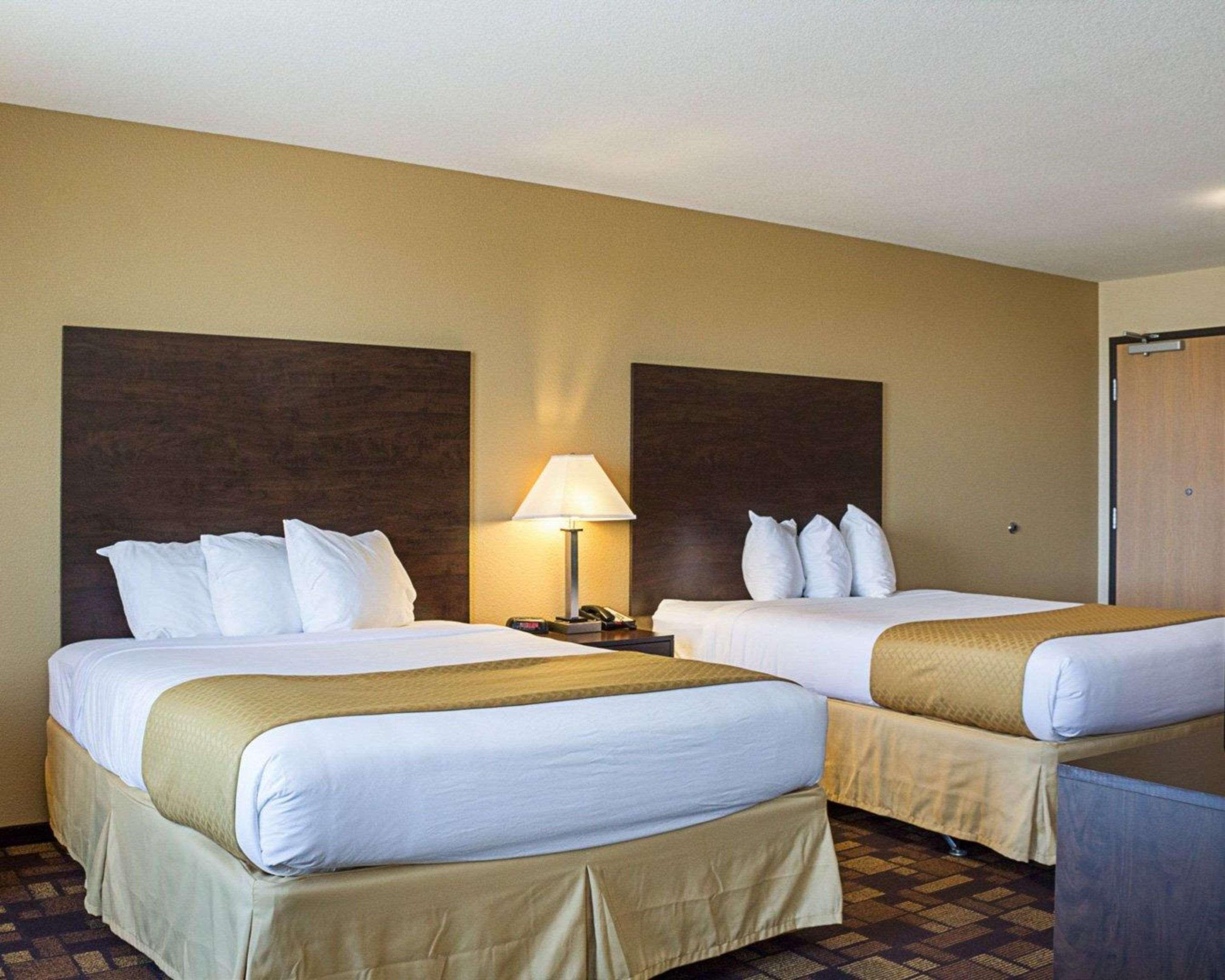 Quality Inn & Suites Минот Экстерьер фото