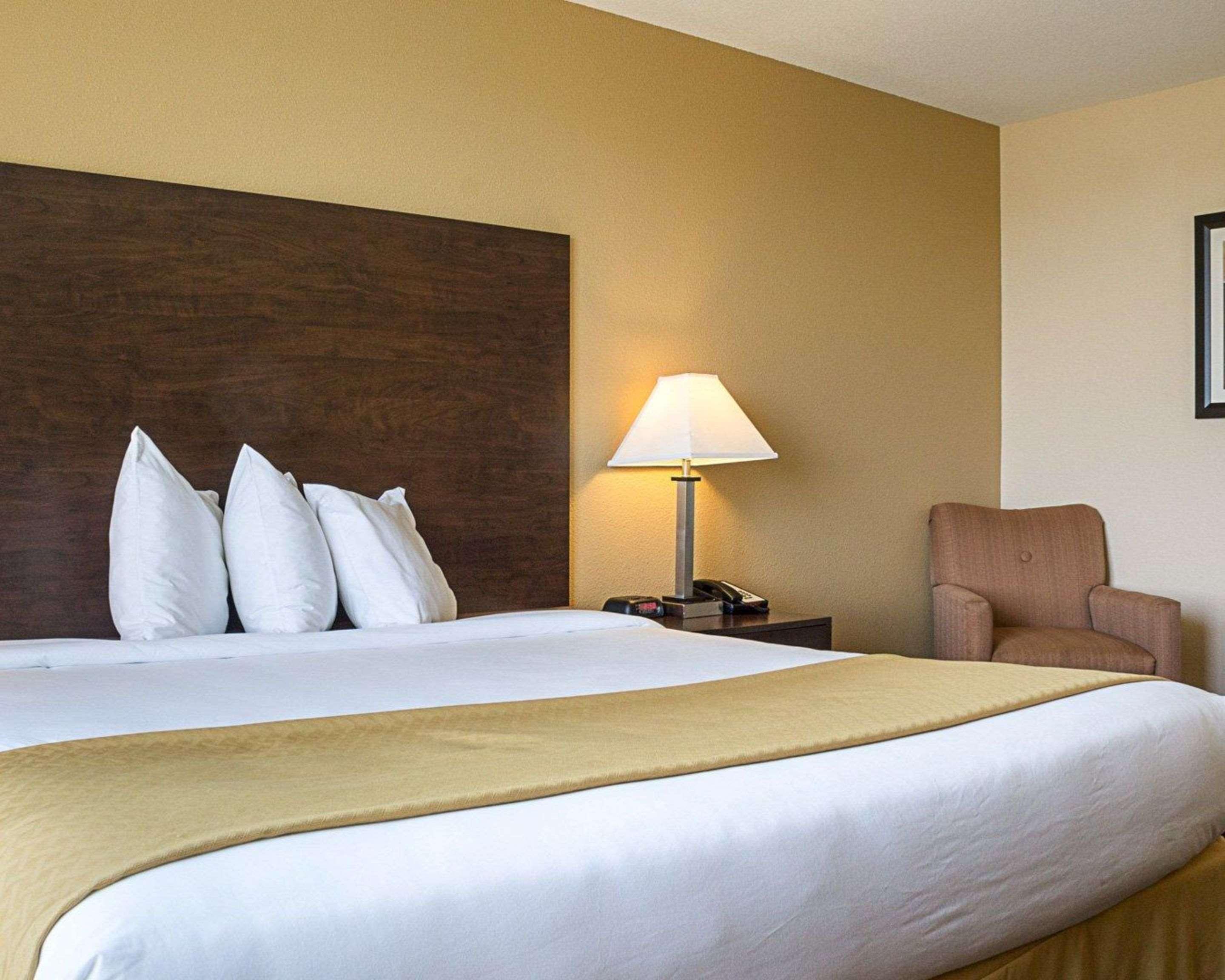 Quality Inn & Suites Минот Экстерьер фото