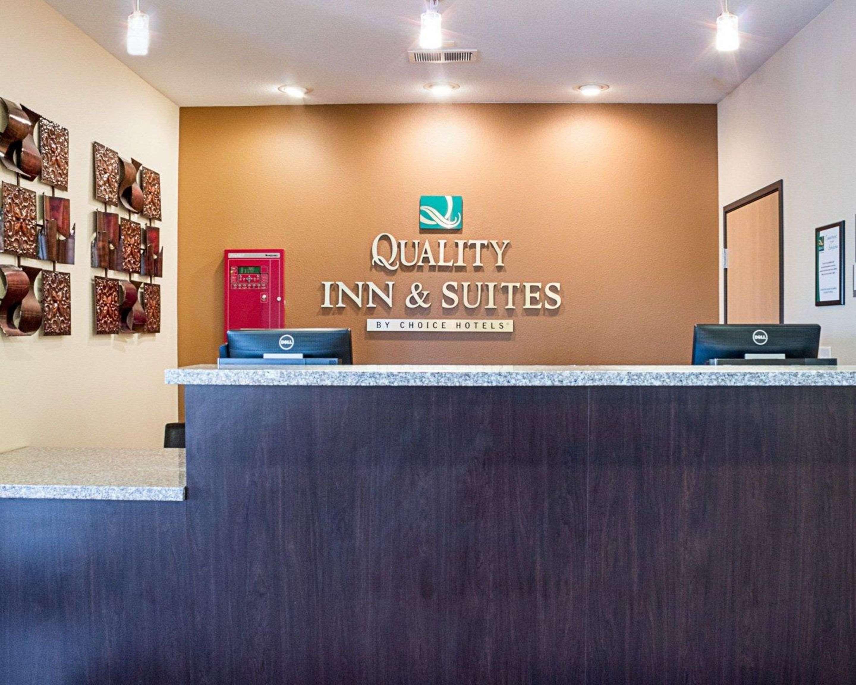 Quality Inn & Suites Минот Экстерьер фото