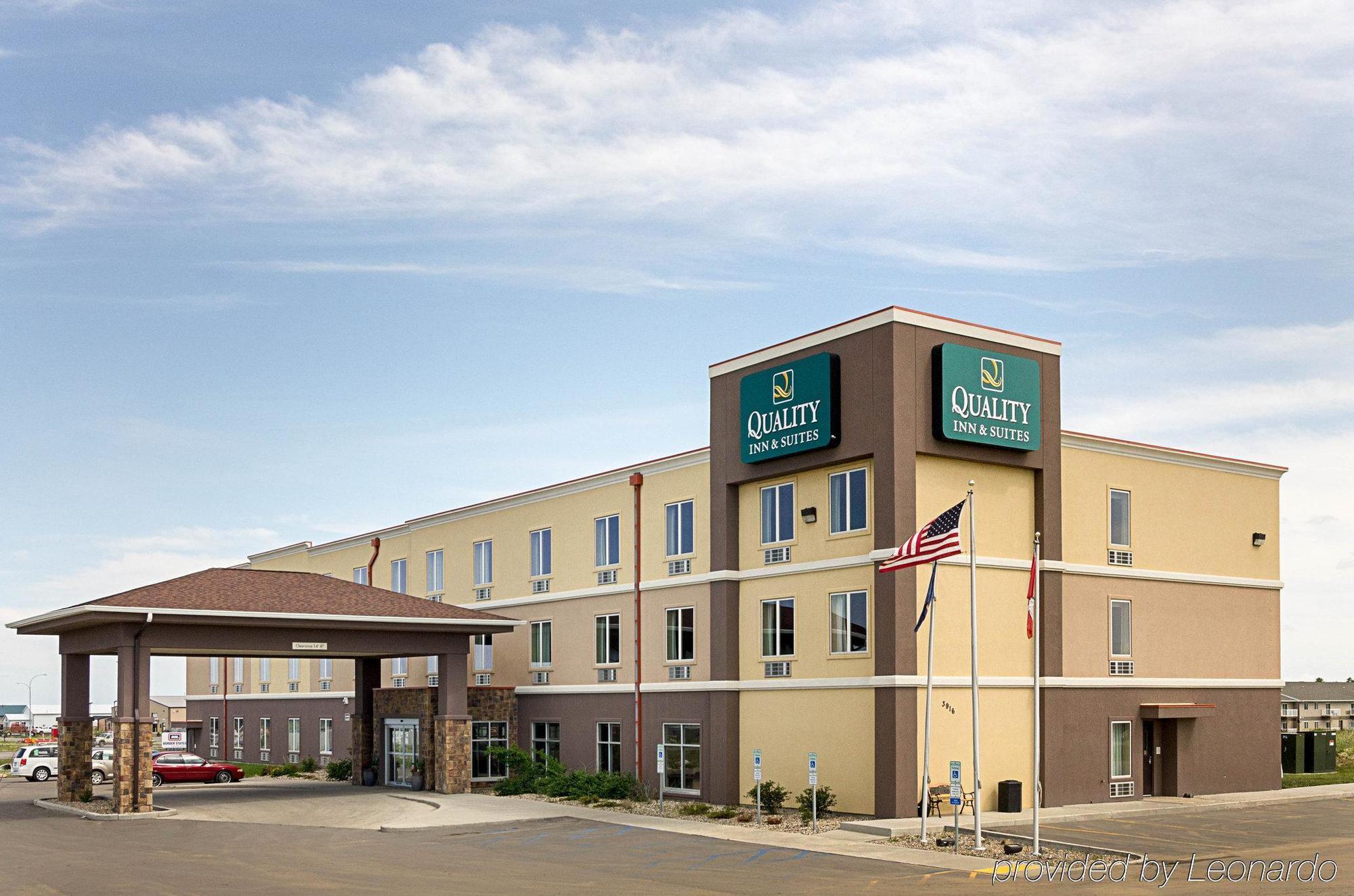 Quality Inn & Suites Минот Экстерьер фото