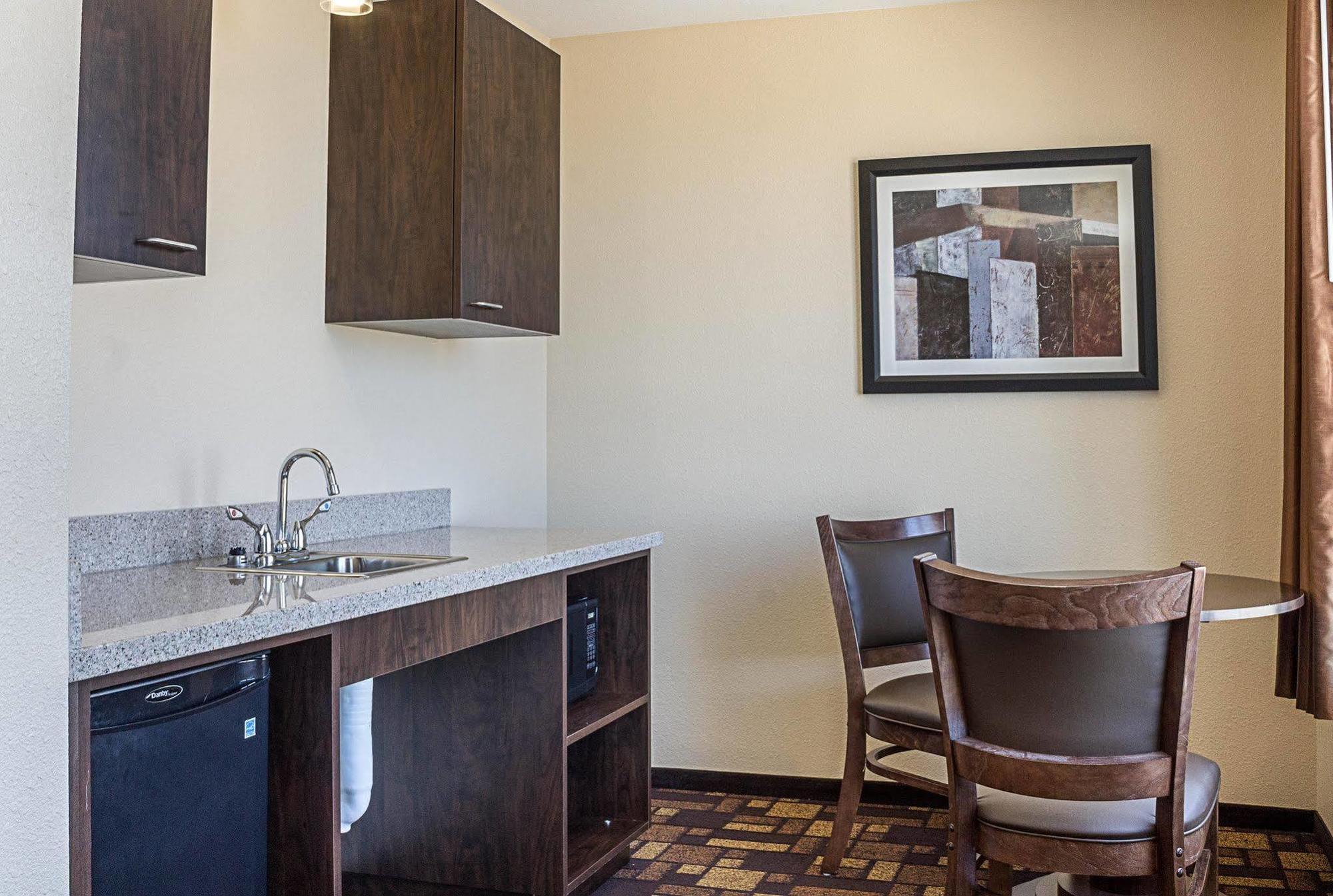 Quality Inn & Suites Минот Экстерьер фото