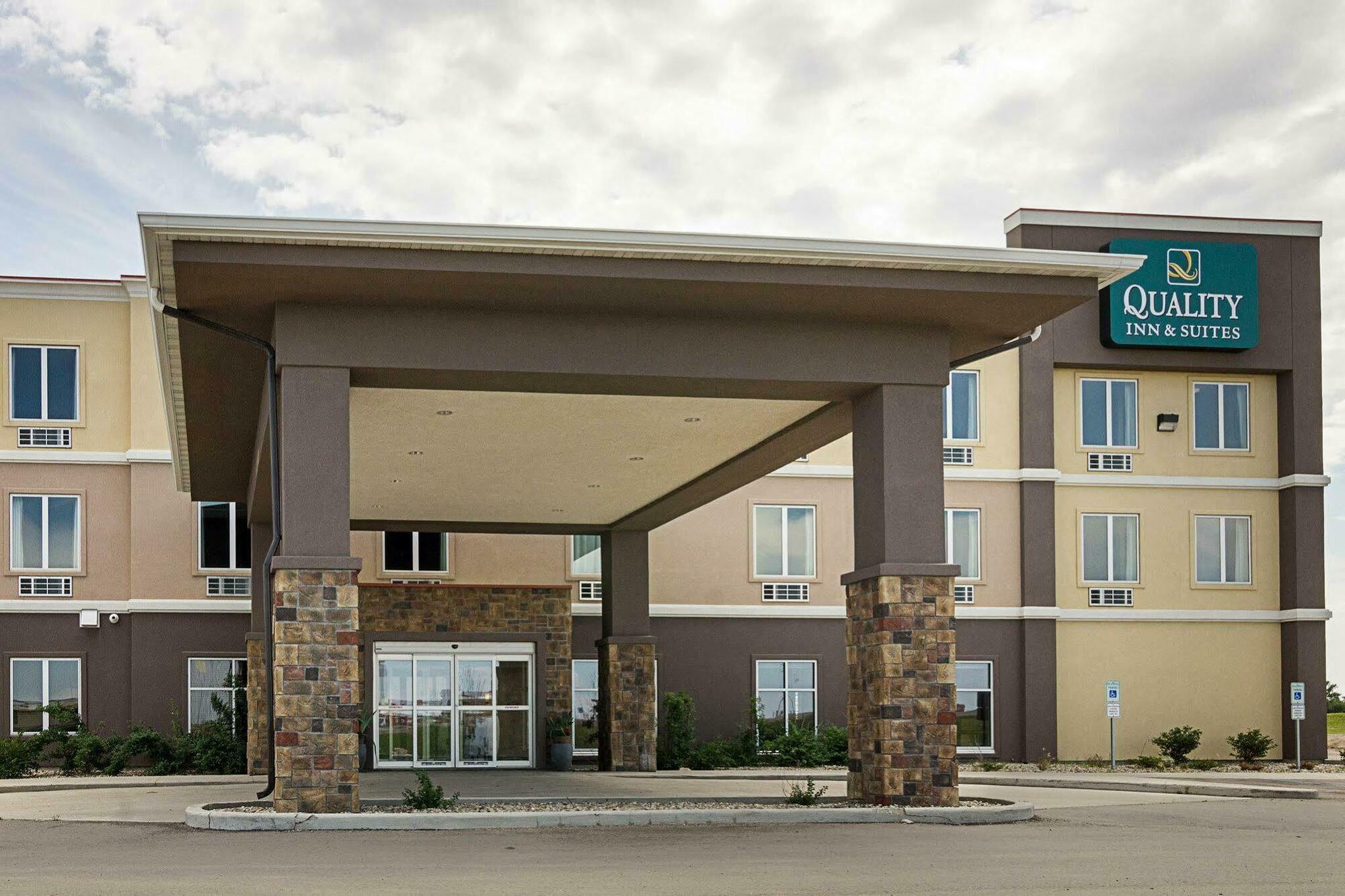 Quality Inn & Suites Минот Экстерьер фото