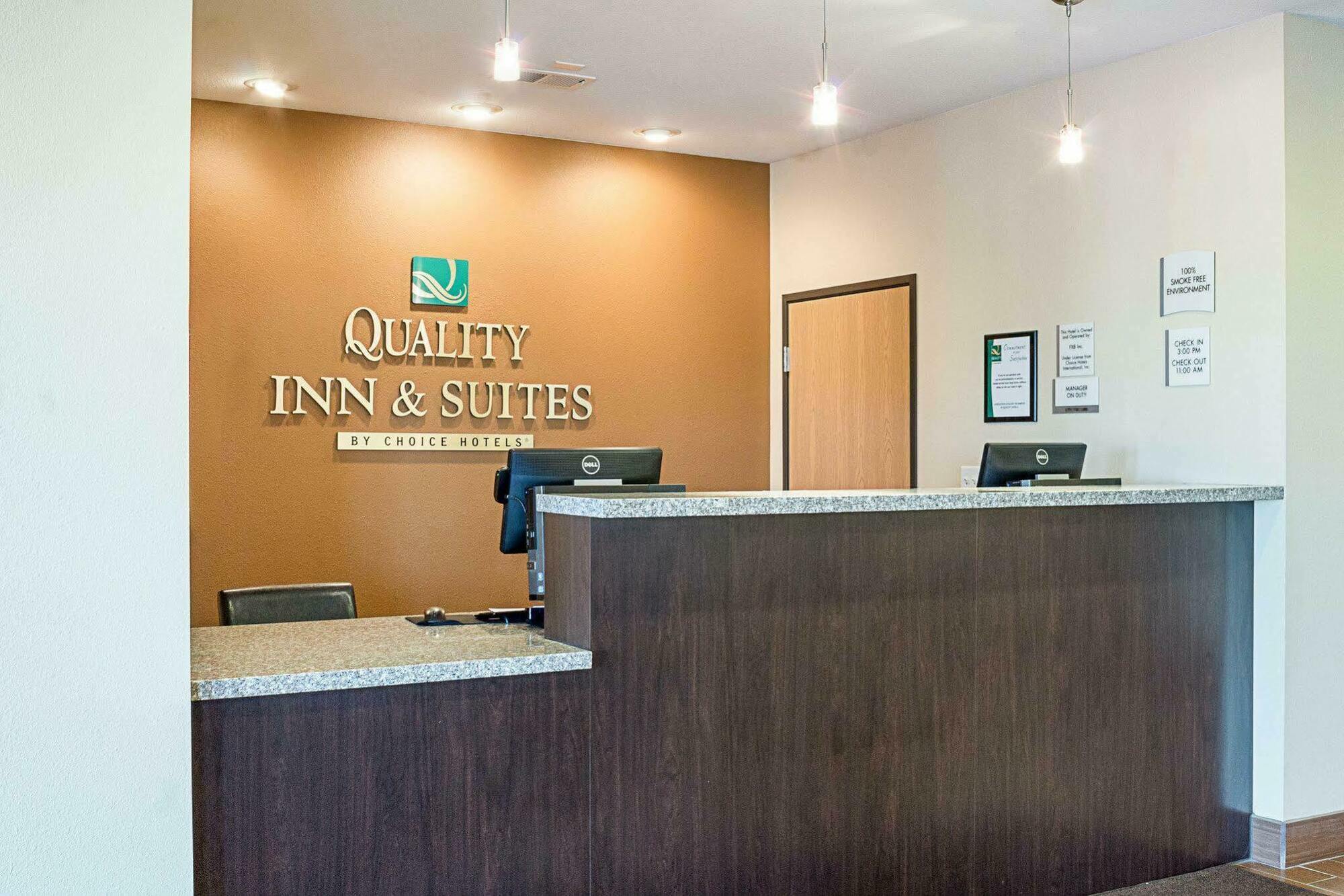 Quality Inn & Suites Минот Экстерьер фото