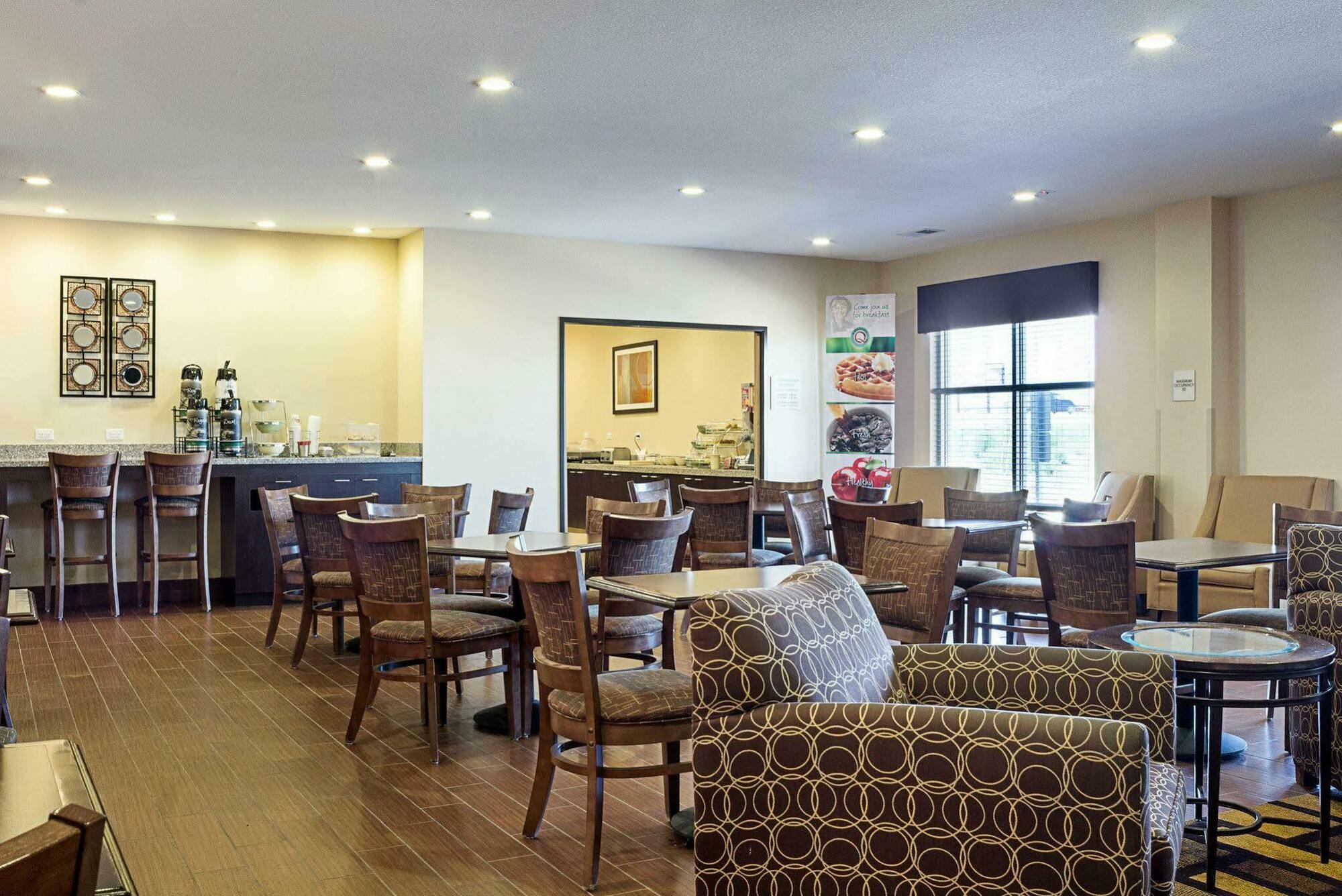 Quality Inn & Suites Минот Экстерьер фото